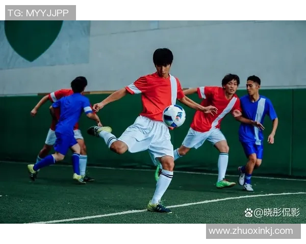 足球迷跨栏飞奔追星视频：激情四溢的足球狂热与偶像追逐之旅